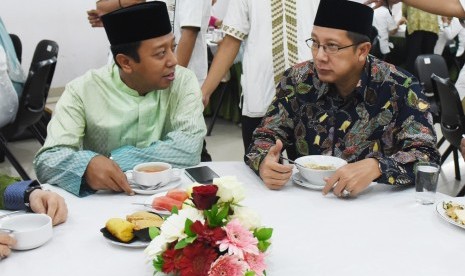 Ketua Umum Partai Persatuan Pembangunan (PPP) versi muktamar Surabaya Muhammad Romahurmuziy (kiri) berbincang dengan Menteri Agama Lukman Hakim Saefuddin (kanan) saat buka bersama DPP PPP di Jakarta, Senin (22/6).