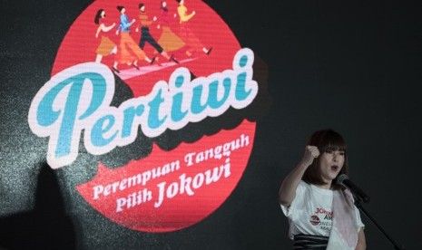 Ketua Umum Partai Solidaritas Indonesia Grace Natalie menyampaikan orasi saat deklarasi Perempuan Tangguh Pilih Jokowi (Pertiwi) di Jakarta, Sabtu (17/11/2018).