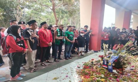 Ketua Umum Partai Solidaritas Indonesia (PSI), Giring Ganesha dan rombongan menggelar tahlil bersama di depan monumen kepala singa, Stadion Kanjuruhan, Malang. 