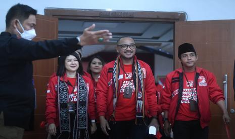 Ketua Umum Partai Solidaritas Indonesia (PSI) Giring Ganesha (tengah), Wakil Ketua Dewan Pembina Grace Natalie (kiri) dan Sekretaris Dewan Pembina Raja Juli Antoni (kanan) berjalan meninggalkan ruangan usai menyerahkan berkas pendaftaran partai politik calon peserta Pemilu 2024 di gedung KPU, Jakarta, Rabu (10/8/2022). PSI secara resmi mendaftarkan diri sebagai salah satu calon partai peserta Pemilu 2024 ke KPU.