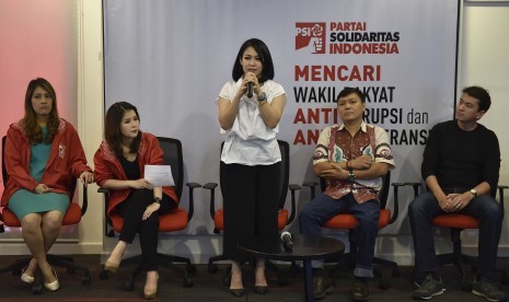 Ketua Umum Partai Solidaritas Indonesia (PSI) Grace Natalie (kedua kiri) mendengarkan pemaparan visi dan misi tiga orang pengacara muda Dini Shanti Purwono (tengahi), Surya Tjandra (kedua kanan) dan Rian Ernest Tanudjaja (kanan) saat pendaftaran calon anggota legislatif PSI di Jakarta, Selasa (31/10). 