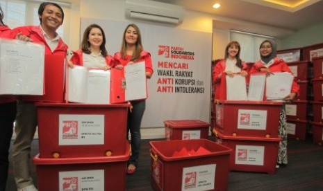 Ketua Umum Partai Solidaritas Indonesia (PSI) Grace Natalie (ketiga kiri) bersama Sekjen Raja Juli Antoni (kedua kiri), Bendahara Suci Mayang Sari (kiri) dan Pejabat Partai lainnya menunjukkan dokumen pendaftaran Calon Legislatif PSI di kantor DPP PSI, Jakarta, Minggu (27/8). PSI secara resmi membuka pendaftaran bagi warga Indonesia untuk maju sebagai anggota DPR pada Pemilu 2019.