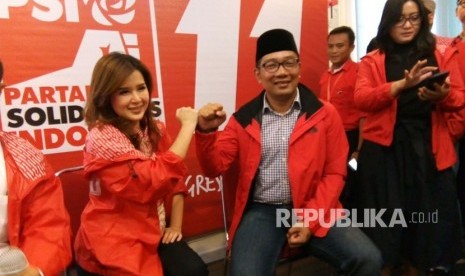 Ketua Umum Partai Solidaritas Indonesia (PSI), Grace Nathalie menyampaikan dukungan PSI ke Calon Gubernur Jawa Barat, Ridwan Kamil di Pilkada Jawa Barat 2018 di Kantor DPP PSI, Jakarta Pusat, Jumat (2/3). 