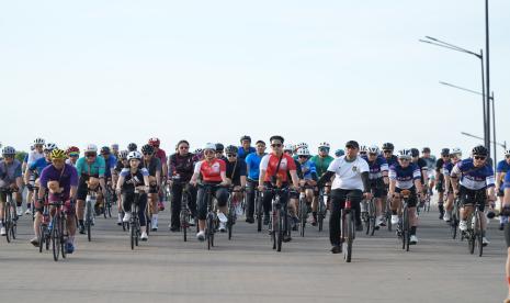 Ketua Umum Partai Solidaritas Indonesia (PSI) Kaesang Pangarep mengikuti kegiatan gowes santuy.