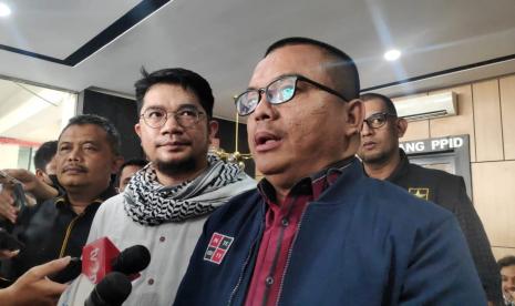 Ketua Umum DPP Partai Ummat, Ridho Rahmadi bersama kuasa hukumnya Denny Indrayana usai mediasi dengan Komisi Pemilihan Umum (KPU) di Kantor Bawaslu, Jakarta, Senin (19/12).