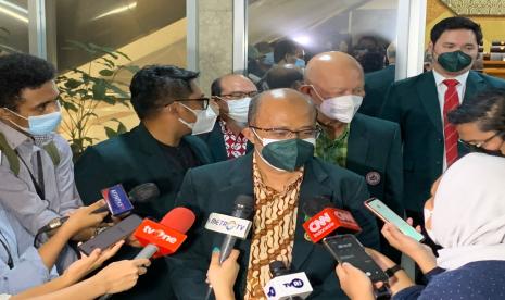 Ketua Umum PB IDI, Adib Khumaidi, menjawab pertanyaan media usai RDPU dengan Komisi IX DPR di Kompleks Parlemen Senayan, Jakarta, Senin (4/4). 