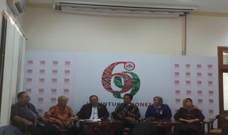 Ketua Umum PB IDI Daeng M Faqih (tiga dari kanan) dan Dewan Pakar PB IDI M Nasser (dua dari pojok kiri) saat konferensi pers sikap IDI dan organisasi profesi kesehatan menyikapi perkembangan  hasil rapat dan arahan Ketua BNPB Selaku Ketua Gugus Tugas Percepatan Penanggulangan Infeksi COVID-19, di kantor IDI, di Jakarta, Senin (16/3). 