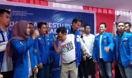 Ketua Umum PB PMII Muhammad Abdullah Syukri mengenakan jaket biru kepada Cawapres Muhaimin Iskandar (Cak Imin) di markas PB PMII, Salemba, Jakarta Pusat, Rabu (6/9). 