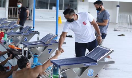 Ketua umum PB PRSI, Anindya Bakrie meninjau Pelatnas Renang Olimpiade Tokyo, Sabtu (5/12) di Stadion Akuatik Gelora Bung Karno, Jakarta. Anindya mengingatkan pentingnya perenang mematuhi protokol kesehatan selama masa Pandemi Covid-19 ini. 