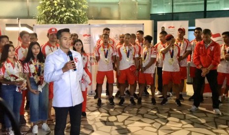 Ketua Umum PB PRSI Anindya N. Bakrie (kiri) saat menyambut tim polo air putra Indonesia yang meraih emas SEA Games 2019.