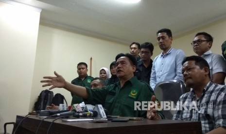 Ketua Umum PBB,  Yusril Ihza Mahendra,  dalam konferensi pers sebelum mendaftarkan gugatan hasil verifikasi parpol calon peserta Pemilu 2019 kepada Bawaslu,  Senin (19/2). 