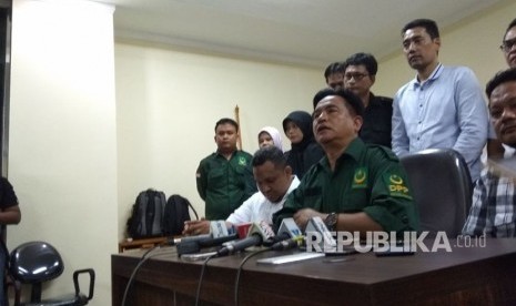 Ketua Umum PBB,  Yusril Ihza Mahendra,  dalam konferensi pers sebelum mendaftarkan gugatan hasil verifikasi parpol calon peserta Pemilu 2019 kepada Bawaslu,  Senin (19/2). 