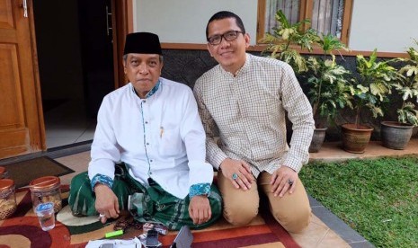 Ketua Umum PBNU KH Said Agil Siradj (kiri) bersama Direktur Utama Putaar Films Production Dhoni Ramadhan.