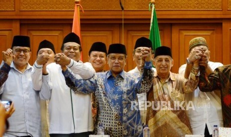 Ketua Umum PBNU KH Said Aqil Siradj (biru) bersama Lembaga Persahabatan Ormas Islam (LPOI).