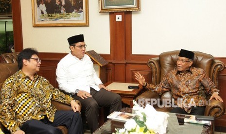 Ketua Umum PBNU KH Said Aqil Siradj (kanan) dan Ketua Umum Partai Golkar Airlangga Hartarto (kiri) didampingi Sekjen PBNU Helmy Faishal Zaini (tengah) berbincang saat melakukan pertemuan di kantor PBNU, Jakarta, Jumat (8/6). 