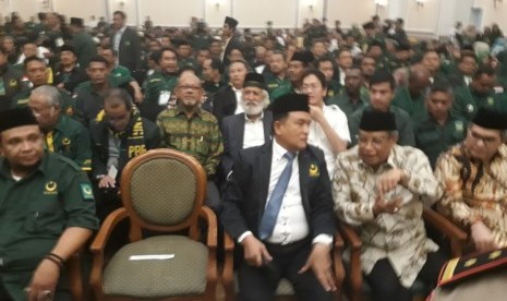 Ketua Umum PBNU KH Said Aqil Siradj tengah berdiskusi dengan Ketua Umum PBB Yusril Ihza Mahendra (ketiga dari kanan) saat acara Mukernas PBB di Jakarta, Jumat (4/5). 