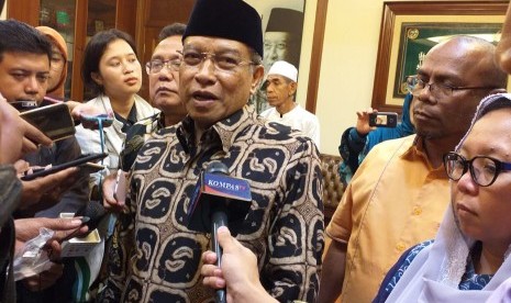 Ketua Umum PBNU, KH Said Aqil Siroj bersama tokoh lintas agama dan iman menyampaikan pernyataan sikap untuk Papua damai di gedung PBNU, Jakarta, Senin (9/9). 