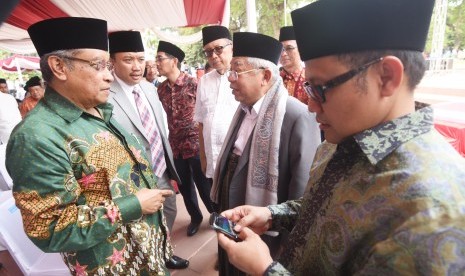 Ketua Umum PBNU KH Said Aqil Siroj (kiri) berbincang dengan Wakil Ketua Slamet Effendy Yusuf (ketiga kanan), Rais Am PBNU KH Ma'ruf Amin (kedua kanan), Ketua Umum PKB Muhaimin Iskandar (kanan) dan Menpora Imam Nahrawi (kedua kiri) usai acara mengenang seja