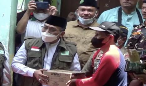 Ketua Umum PBNU KH Yahya Cholil Staquf datang ke lokasi pengungsian korban gempa Pasaman Barat pada Ahad (27/2/2022)