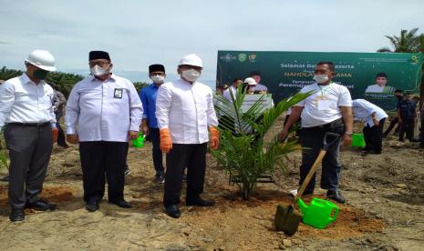 Ketua Umum PBNU KH Yahya Cholil Staquf (Gus Yahya) beserta Menko Perkenomian Airlangga Hartarto,  saat acara temu tani sekaligus penananam peremajaan sawit rakyat (PSR) di Desa  Kencana Mulya, Kecamatan Rambang, Muara Enim, Sumatera Selatan, Jumat (4/3/2022).