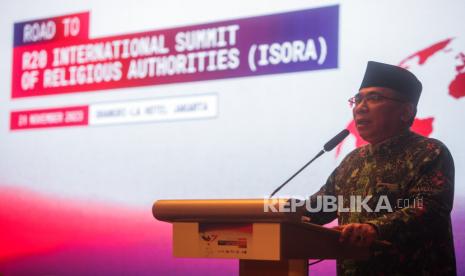 Ketua Umum PBNU KH. Yahya Cholil Staquf menyampaikan sambutan pada acara Road To R20 International Summit of Religious Authorities (ISORA) di Jakarta, Selasa (21/11/2023). R20 ISORA yang akan dihadiri oleh otorita agama-agama dunia tersebut akan membahas eskalasi konflik Israel dan Palestina serta berupaya untuk mencari penyelesaiannya, yang akan berlangsung pada Senin (27/11/2023).