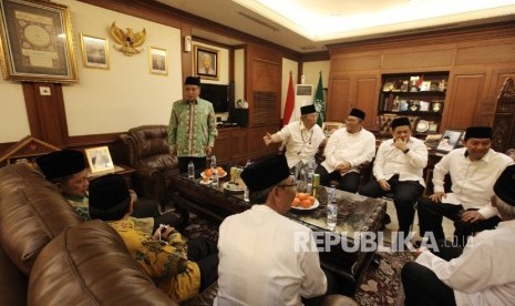  Ketua Umum PBNU Said Aqil Siradj bersama sejumlah tokoh dan pejabat tinggi negara yang menghadiri peringatan Hari Kelahiran ke-91 Nahdlatul Ulama (Harlah NU) di Gedung PBNU, Jakarta, Selasa(31/1).