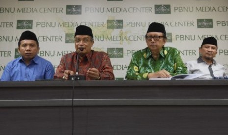 Ketua Umum PBNU Said Aqil Siradj (kedua kiri) didampingi Wakil Sekjen PBNU Sulton Fatoni (kiri).