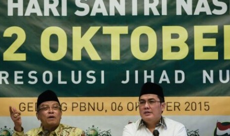 Ketua Umum PBNU Said Aqil Siradj (kiri) didampingi Sekjen PBNU Helmy Faishal Zaini (kanan) memberikan keterangan pers terkait peringatan Hari Santri Nasional di Gedung PBNU, Jakarta, Selasa (6/10).