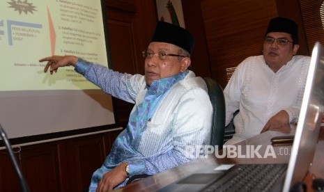 Ketua Umum PBNU Said Aqil Siradj (kiri) didampingi Sekjen PBNU Helmy Faizal Zaini saat survei potret keberagaman muslim Indonesia di Kantor Pusat PBNU, Jakarta, Senin (30/1).