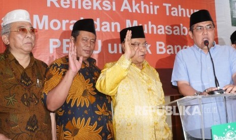  Ketua Umum PBNU Said Aqil SIraj (kedua kanan) didampingi Sekjend PBNU Helmy Faishal Zaini (kanan), Wakil Rais Aam Masdar Farid Mas’udi (kedua kiri), tengah menyampaikan pernyataannya pada acara konpers Refleksi Akhir Tahun bertajuk “Pesan Moral dan Muhasa