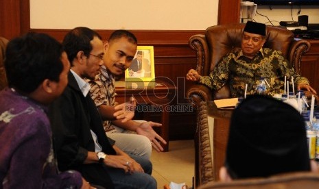 Ketua Umum PBNU Said Aqil Sirodj (kiri), Wakil Pemimpin Redaksi Harian Republika Irfan Junaedi (kedua kanan) saat menerima redaksi Republika di kantor PBNU, Jakarta, Rabu (28/1) ( Republika/ Tahta Aidilla)