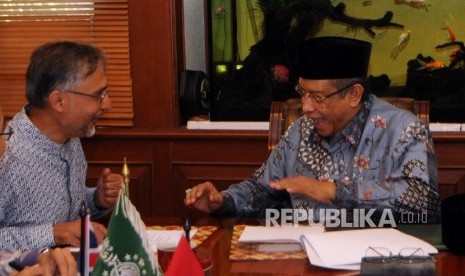   Ketua Umum PBNU Said Aqil Siroj (kanan) berbincang dengan Duta Besar Inggris untuk Indonesia Muazam Malik (kiri) sebelum dimulainya penandatangan kedua belah pihak di Jakarta, Jumat (8/4). (Republika/Darmawan) 