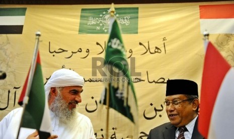 Ketua Umum PBNU Said Aqil Siroj (kanan), Royal Family Uni Emirat Arab Syaikh Mohammed bin Hamdan bin Yazed al Nahyan (kiri) berbincang saat melakukan silaturahmi dikantor PBNU, Jakarta, Kamis (26/3). 