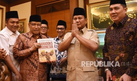 [Ilustrasi] Ketua Umum PBNU Said Aqil Siroj (kedua kiri) menerima buku dari Ketua Umum Partai Gerindra Prabowo Subianto (kedua kanan) yang berkunjung ke kantor PBNU Jakarta, Senin (16/7) malam.