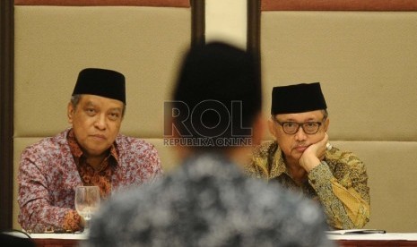 Ketua Umum PBNU Said Aqil Siroj (kiri), Ketua PBNU Effendy Yusuf (kanan) mendengarkan peserta berbicara dalam Halaqah Ulama bertema 