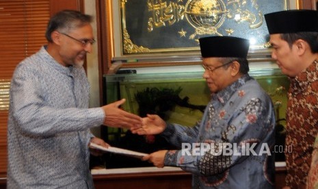 Ketua Umum PBNU Said Aqil Siroj (tengah) bertukar nota kesepakatan bersama usai ditandatangani bersama dengan Duta Besar Inggris untuk Indonesia Muazam Malik (kiri) disakskan oleh Sekjen PBNU Helmy Faizal Zaini, di Jakarta, Jumat (8/4). (Republika/Darmawan