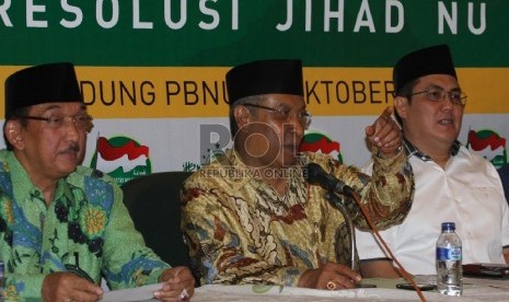 Ketua Umum PBNU Said Aqil Siroj (tengah) didampingi Sekjen PBNU Helmi Faisal Zaini (kanan) dan Perwakilan ormas Islam Al-Wasliyah KH Al-Zulfi memberikan penjelasan pada acara Konperensi pers Menyambut Hari Santri 22 Oktober, di Jakarta, Selasa (6/10). 