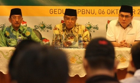 Ketua Umum PBNU Said Aqil Siroj (tengah) didampingi Sekjen PBNU Helmi Faisal Zaini (kanan) dan Perwakilan ormas Islam Al-Wasliyah KH Al-Zulfi memberikan penjelasan pada acara Konperensi pers Menyambut Hari Santri 22 Oktober, di Jakarta, Selasa (6/10).