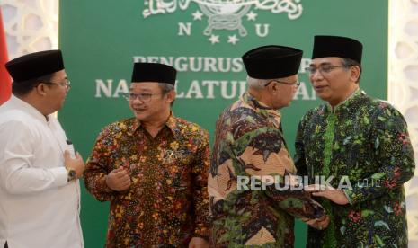 Ketua Umum PBNU Yahya Cholil Staquf (kanan) berjabat tangan dengan Ketua Umum  PP Muhammadiyah Haedar Nashir (dua kanan) usai melakukan pertemuan di kantor PBNU, Jakarta, Kamis (25/5/2023). Pertemuan antar kedua pimpinan ormas islam tersebut pada dasarnya untuk bersilaturahmi hingga membahas soal perkembangan muthakhir di Tanah Air. 