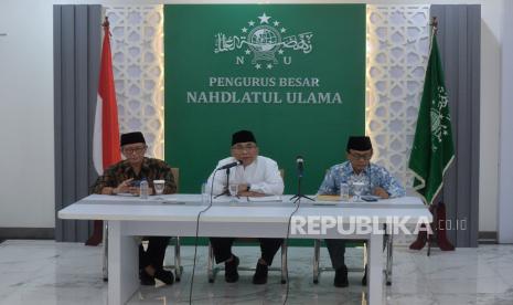 Ketua Umum PBNU Yahya Cholil Staquf (tengah) didampingi Ketua PBNU Ahmad Suaedy (kanan) dan Wasekjen PBNU M. Najib Azca (kiri) memberikan keterangan terkait situasi konflik Palestina dan Israel di Gedung PBNU, Jakarta, Selasa (31/10/2023). Dalam keteranganya PBNU menyerukan dihentikannya kekerasan dan penghancuran-penghancuran di sekitar wilayah Gaza dan Tepi Barat Sungai Jordan. Selain itu menyerukan dihentikannya tindakan-tindakan yang memperalat agama untuk membenarkan penindasan dan penghancuran terhadap kelompok yang berbeda. 