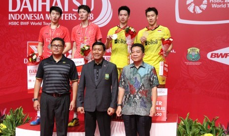 Ketua Umum PBSI, Wiranto (tengah bawah) memberikan medali kepada Kevin Sanjaya Sukamuljo/Marcus Fernaldi Gideon yang mengalahkan pasangan Cina, Li Junhui/Liu Yuchen di final Indonesia Masters 2018, Ahad (28/1).