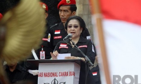  Ketua Umum PDI Perjuangan Megawati Soekarno Putri (kanan), didampingi Gubernur DKI Jakarta Joko Widodo (kiri) berpidato dalam acara Peringatan Hari Lahir Pancasila di Tugu Proklamasi, Jakarta Pusat, Sabtu (1/6).