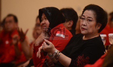  Ketua Umum PDI Perjuangan, Megawati Soekarno Putri (kanan) bersama Walikota Surabaya Tri Risma Harini (kiri) mengikuti rangkaian pembukaan Sekolah Partai Calon Kepala Daerah di Cimanggis, Depok, Jawa Barat, Selasa (21/7). 