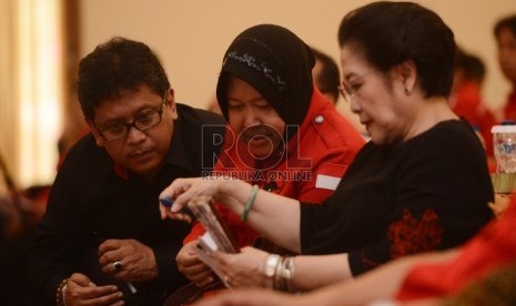 Ketua Umum PDI Perjuangan, Megawati Soekarno Putri (kanan) berbincang bersama Sekertaris Jenderal PDI Perjuangan, Hasto Kristiyanto (kiri) dan Walikota Surabaya Tri Risma Harini (tengah) saat pembukaan Sekolah Partai Calon Kepala Daerah di Cimanggis, Depok