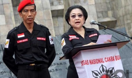 Ketua Umum PDI Perjuangan Megawati Soekarno Putri (kanan), didampingi Gubernur DKI Jakarta Joko Widodo (kiri) berpidato dalam acara Peringatan Hari Lahir Pancasila di Tugu Proklamasi, Jakarta Pusat, Sabtu (1/6).