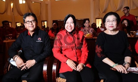 Ketua Umum PDI Perjuangan, Megawati Soekarno Putri (kanan), Sekertaris Jenderal PDI Perjuangan, Hasto Kristiyanto (kiri) dan Walikota Surabaya Tri Risma Harini (tengah) mengikuti rangkaian pembukaan Sekolah Partai Calon Kepala Daerah di Cimanggis, Depok, J