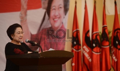  Ketua Umum PDI Perjuangan, Megawati Soekarno Putri memberikan kata sambutan sekaligus membuka Sekolah Partai Calon Kepala Daerah di Cimanggis, Depok, Jawa Barat, Selasa (21/7).