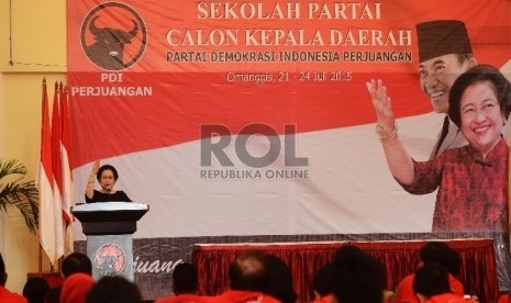 Ketua Umum PDI Perjuangan, Megawati Soekarno Putri memberikan kata sambutan sekaligus membuka Sekolah Partai Calon Kepala Daerah di Cimanggis, Depok, Jawa Barat, Selasa (21/7). 