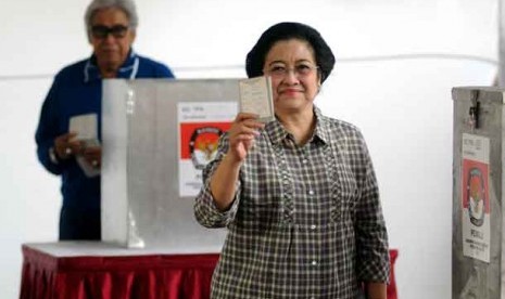 Ketua Umum PDI Perjuangan Megawati Soekarno Putri memberikan suaranya saat mengikuti Pilkada DKI Jakarta di TPS 031 Kebagusan, Jakarta Selatan, Rabu (11/4).