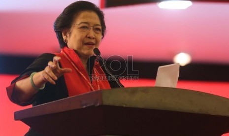 Ketua Umum PDI Perjuangan Megawati Soekarnoputri berbicara saat mengumumkan susunan pengurus DPP PDIP pada Kongres IV PDI Perjuangan di Hotel Inna Grand Bali Beach, Sanur, Bali, Jumat (10/4). (Republika/Tahta Aidilla)